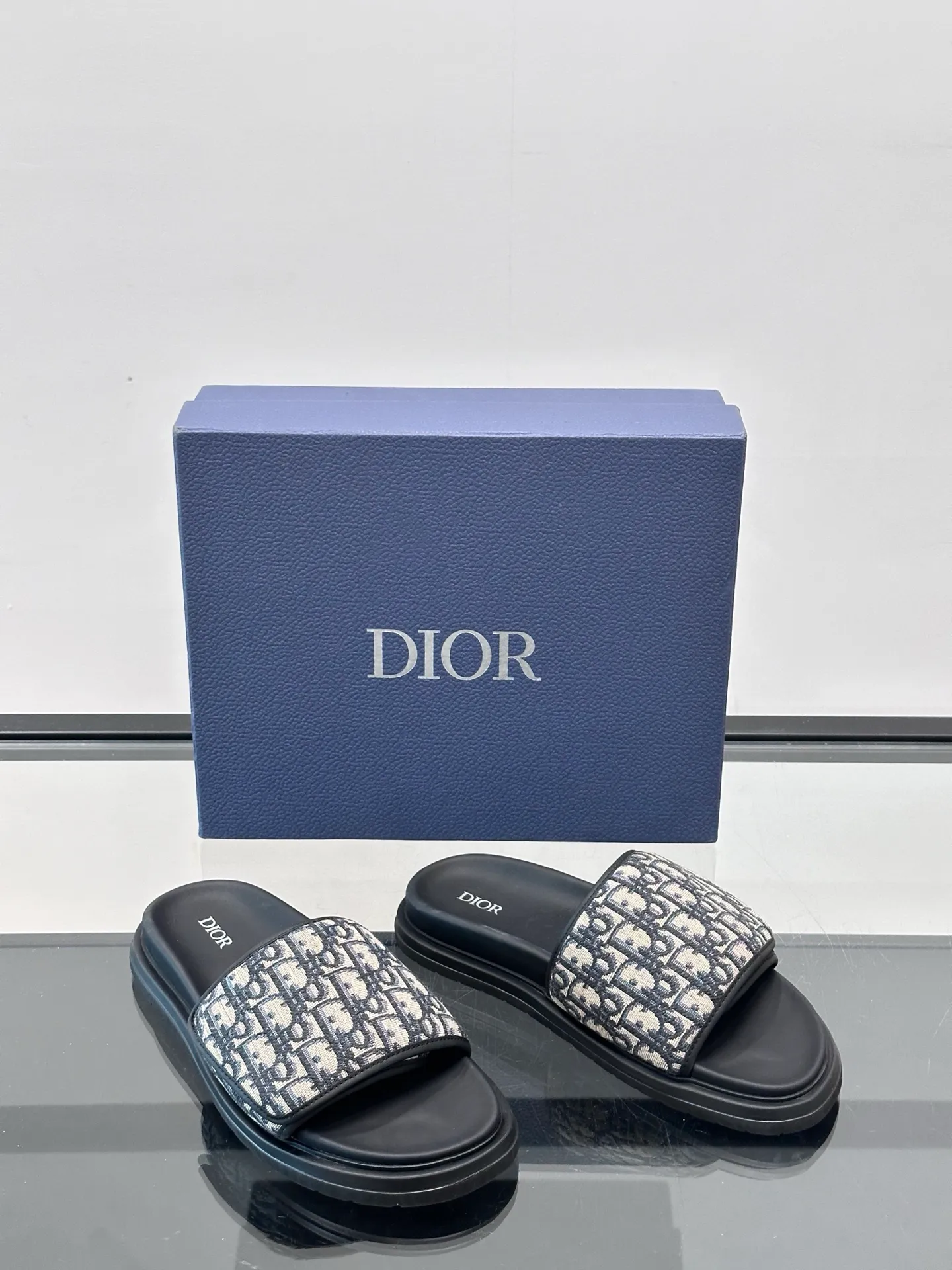 Factory price: 280💰𝐂𝐡𝐫𝐢𝐬𝐭𝐢𝐚𝐧 𝐃𝐢𝐨𝐫 Dior's latest popular sandals, classic upgraded Velcro sandals, original replicas, super durable and versatile, very comfortable on the feet, slimming and white, original cowhide leather upper, sheepskin lining Original d hardware buckle Original molded T men's shoes 💰U outsole Size: 38-44 (.45.46 customized)